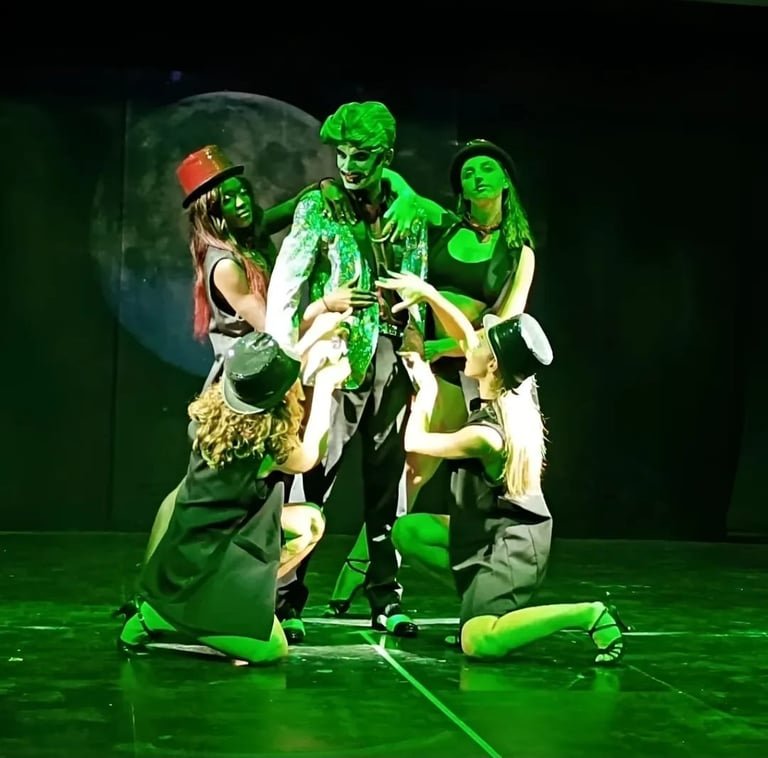 Cast artistico Enjoy Your Life durante uno spettacolo