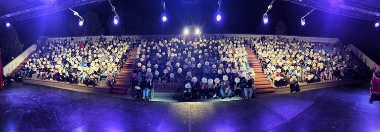 Cast artistico Enjoy Your Life durante uno spettacolo