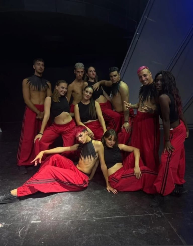 Cast artistico Enjoy Your Life durante uno spettacolo